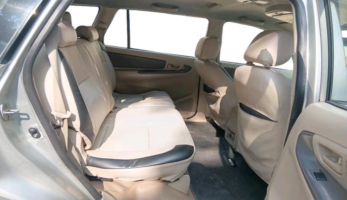 2008 Toyota Innova G4 2.5 8 STR, Diesel, Manual, 4,27,559 km, interior