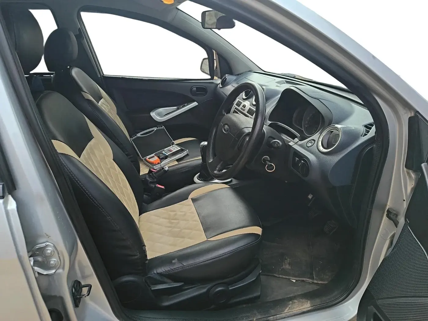2013 Ford Figo TITANIUM 1.2 PETROL, Petrol, Manual, 95,331 km, interior