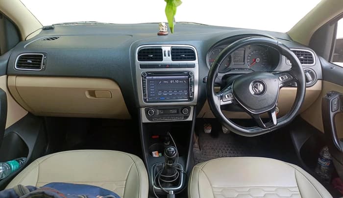 2016 Volkswagen Polo HIGHLINE1.5L, Diesel, Manual, 1,52,899 km, interior