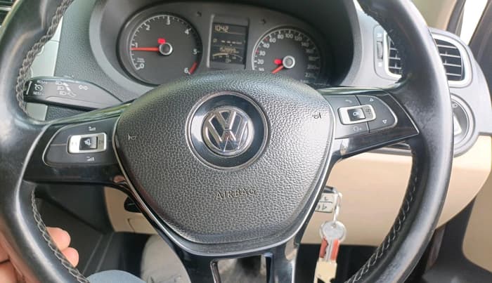 2016 Volkswagen Polo HIGHLINE1.5L, Diesel, Manual, 1,52,899 km, interior