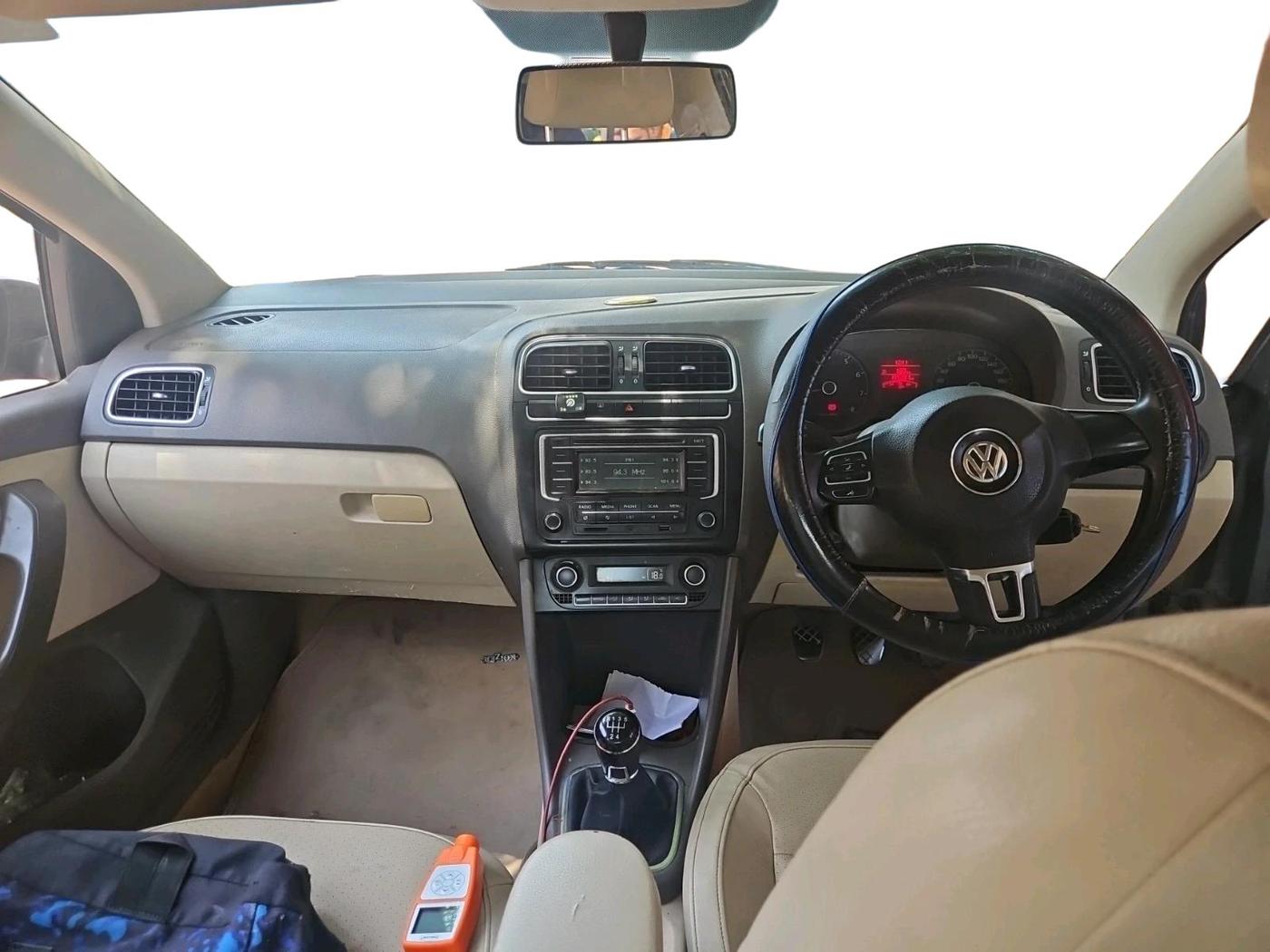 2014 Volkswagen Vento HIGHLINE 1.6 MPI, Petrol, Manual, 19,50,000 km, interior