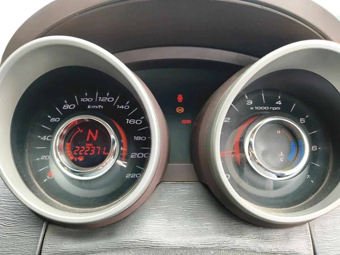 2012 Mahindra XUV500 W6, Diesel, Manual, 2,22,371 km, interior