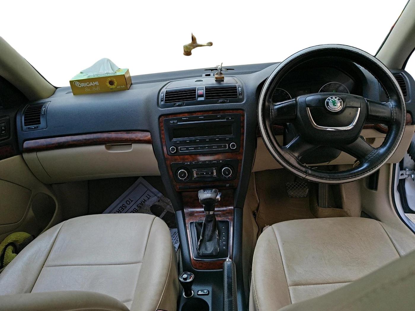 2011 Skoda Laura ELEGANCE 2.0 TDI CR AT, Diesel, Automatic, 1,66,890 km, interior
