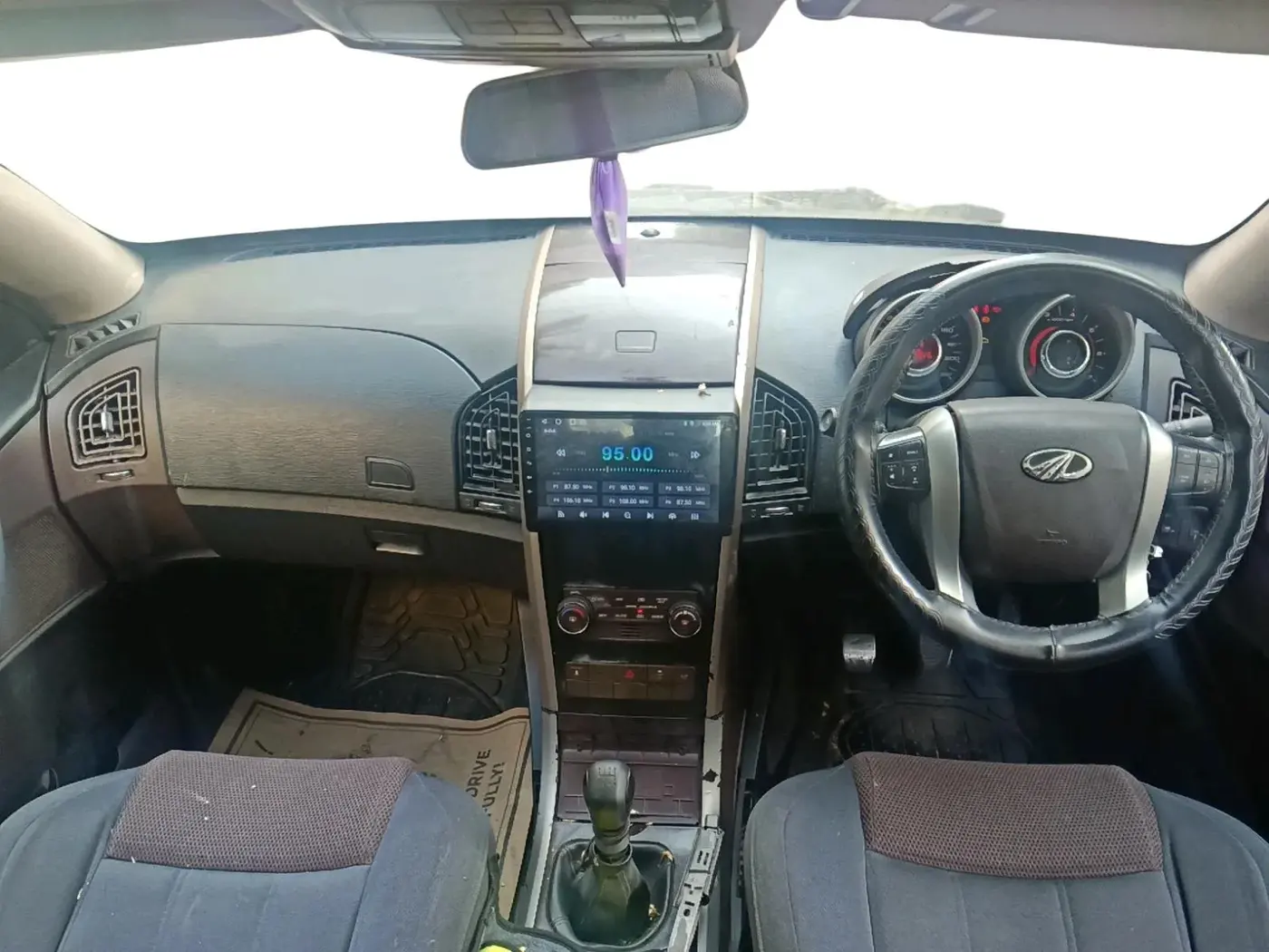 2011 Mahindra XUV500 W6, Diesel, Manual, 1,04,814 km, interior