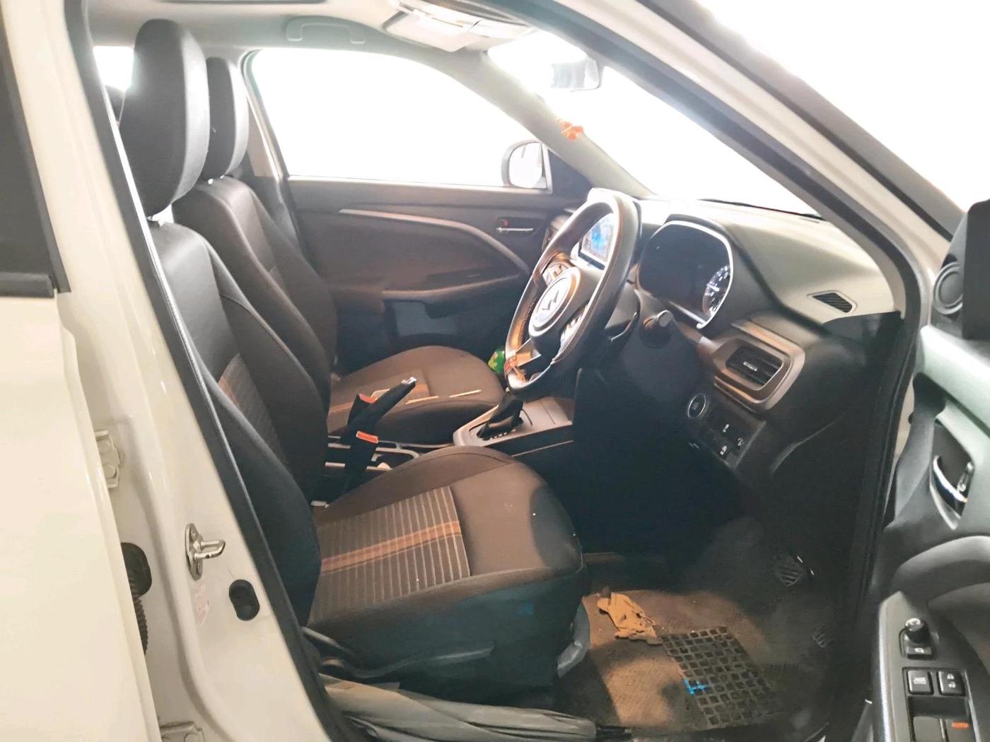 2022 Maruti BREZZA ZXI AT SMART HYBRID, Petrol, Automatic, 29,301 km, interior