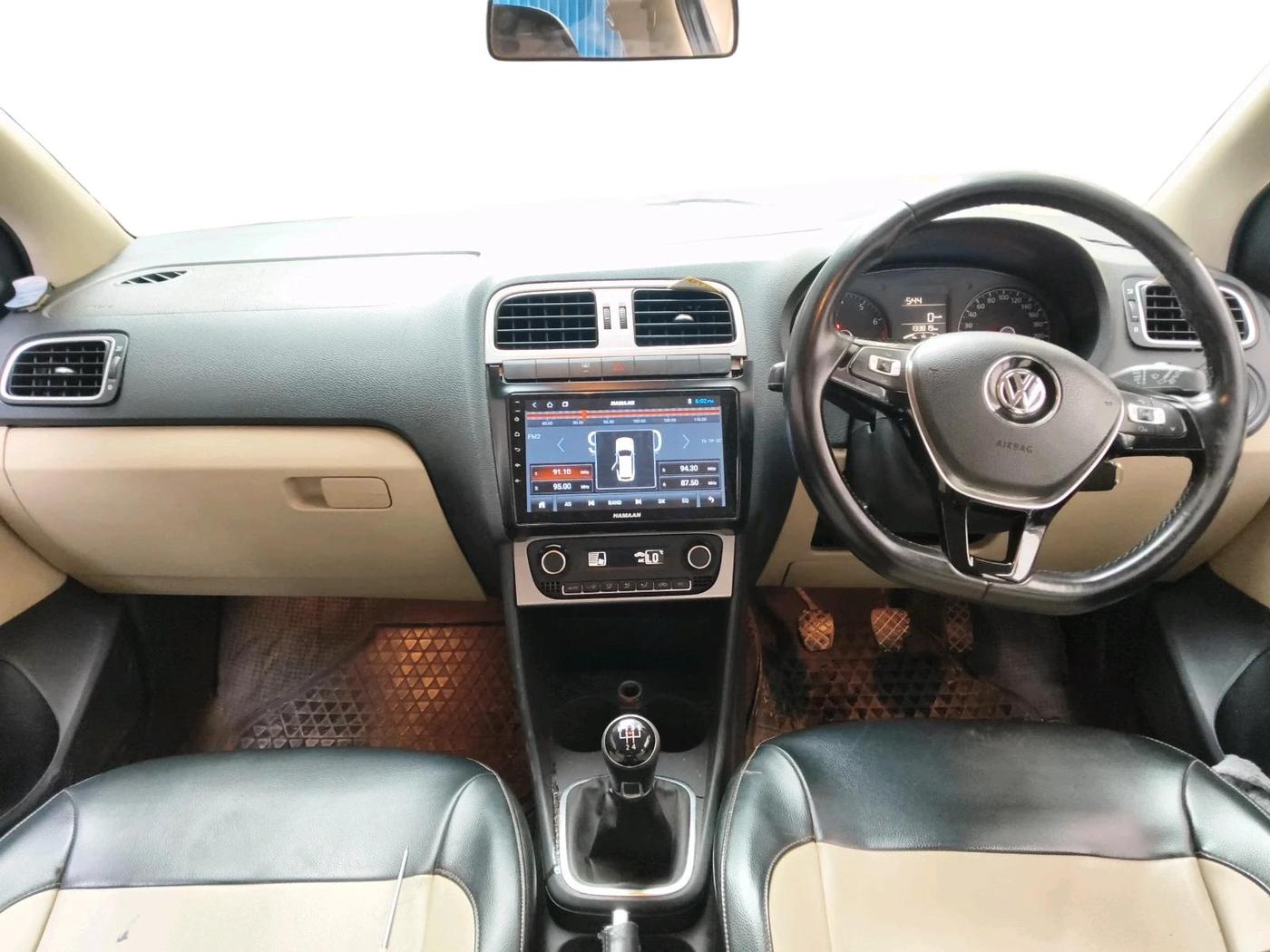 2014 Volkswagen Polo HIGHLINE1.2L, Petrol, Manual, 1,33,819 km, interior