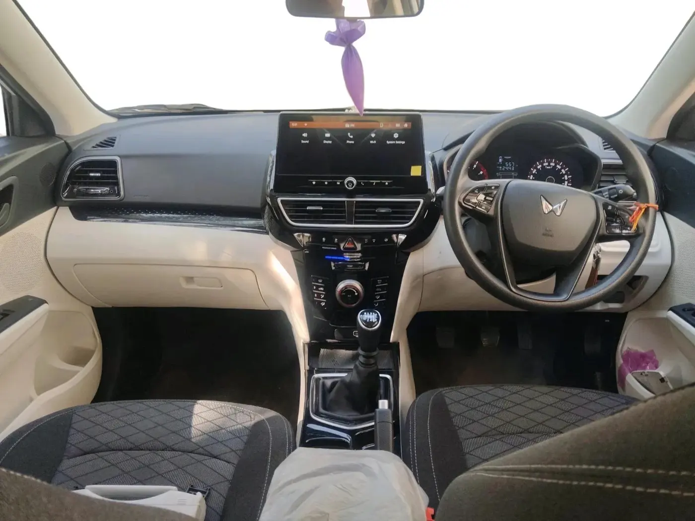 2024 Mahindra XUV 3XO MX3 1.2 L TCMPFi, Petrol, Manual, 8,409 km, interior