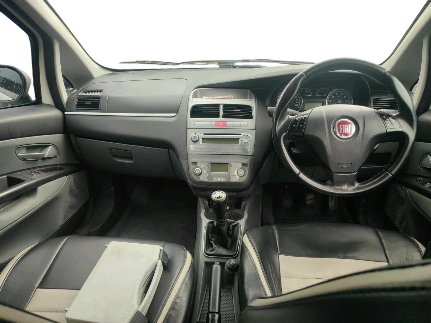 2014 Fiat Punto EVO EMOTION 1.3 MULTIJET, Diesel, Manual, 1,08,622 km, interior
