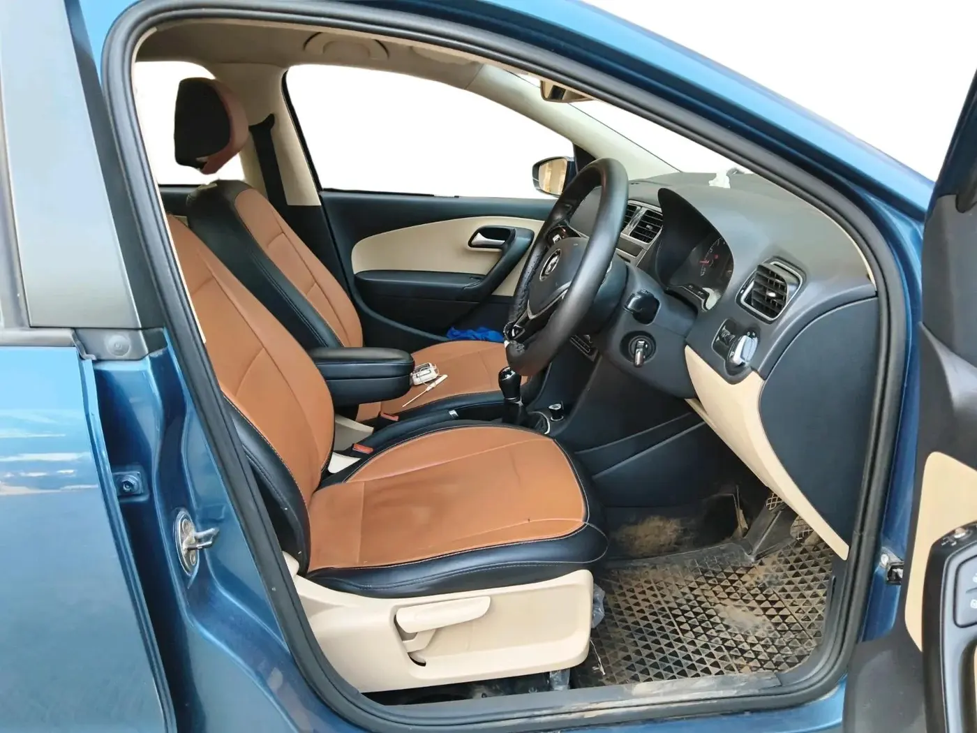 2016 Volkswagen Ameo HIGHLINE1.2L, Petrol, Manual, 74,424 km, interior