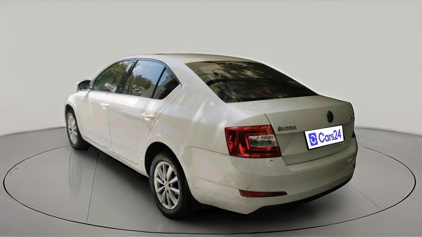 2015 Skoda Octavia ELEGANCE 2.0 TDI AT, Diesel, Automatic, 1,76,646 km, exterior