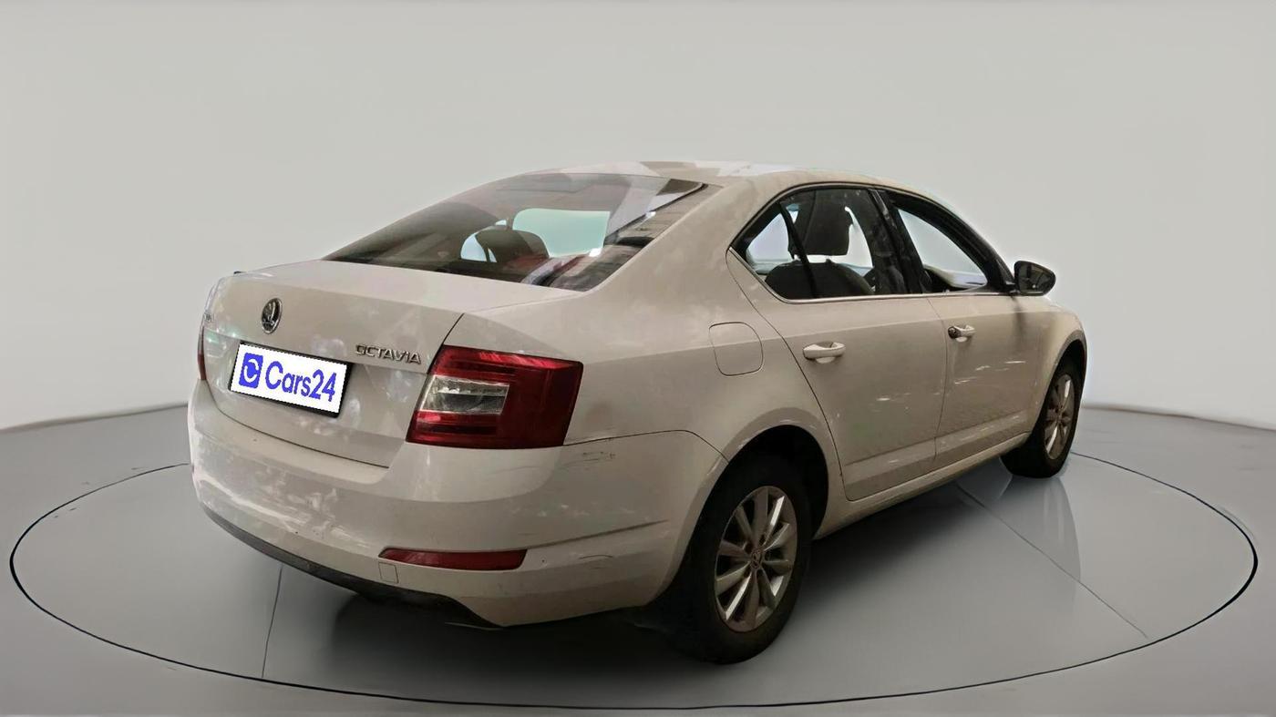 2015 Skoda Octavia ELEGANCE 2.0 TDI AT, Diesel, Automatic, 1,76,646 km, exterior