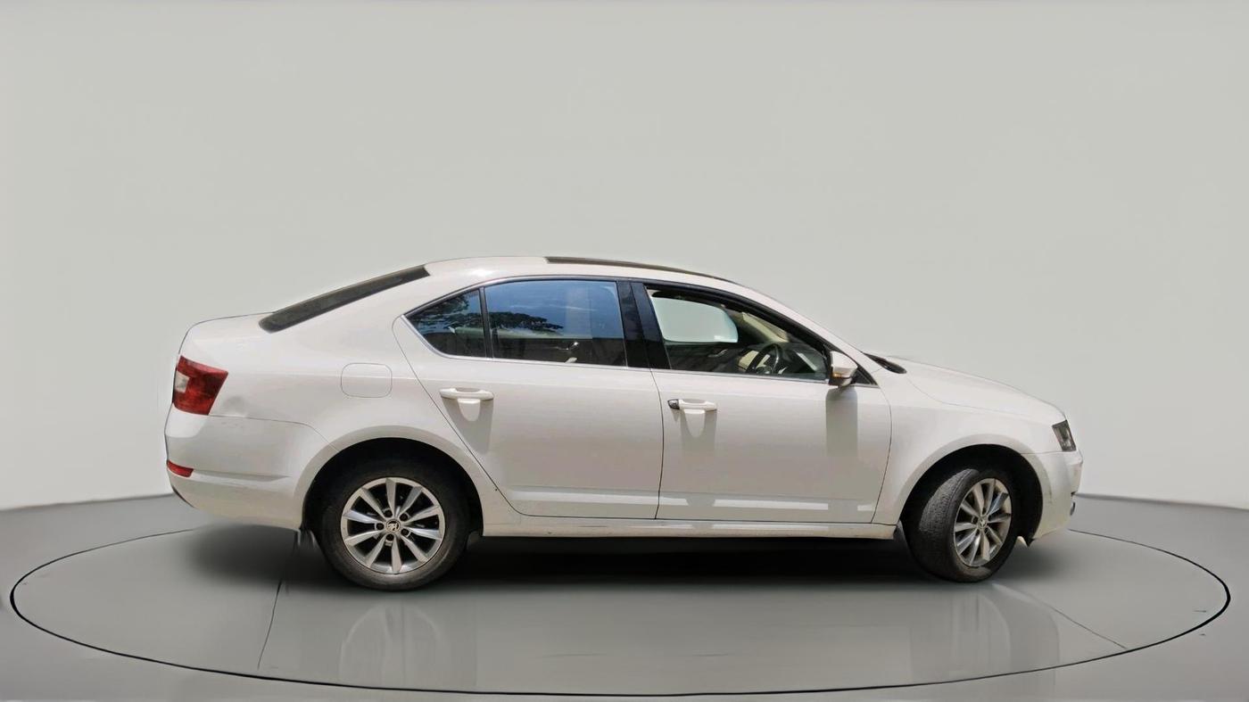 2015 Skoda Octavia ELEGANCE 2.0 TDI AT, Diesel, Automatic, 1,76,646 km, exterior