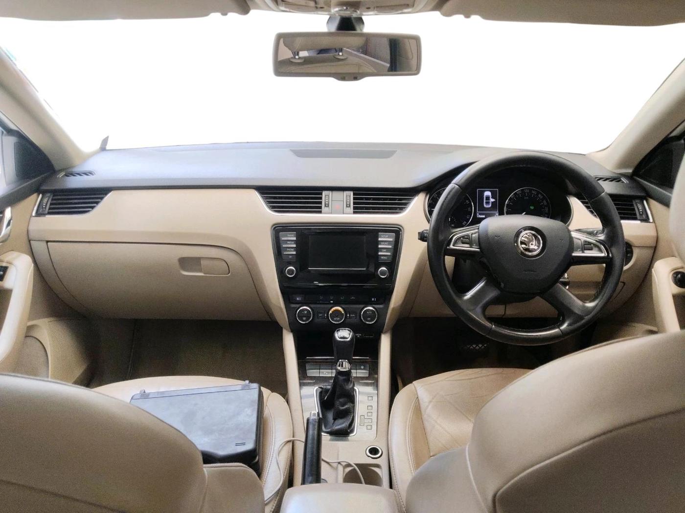 2015 Skoda Octavia ELEGANCE 2.0 TDI AT, Diesel, Automatic, 1,76,646 km, interior