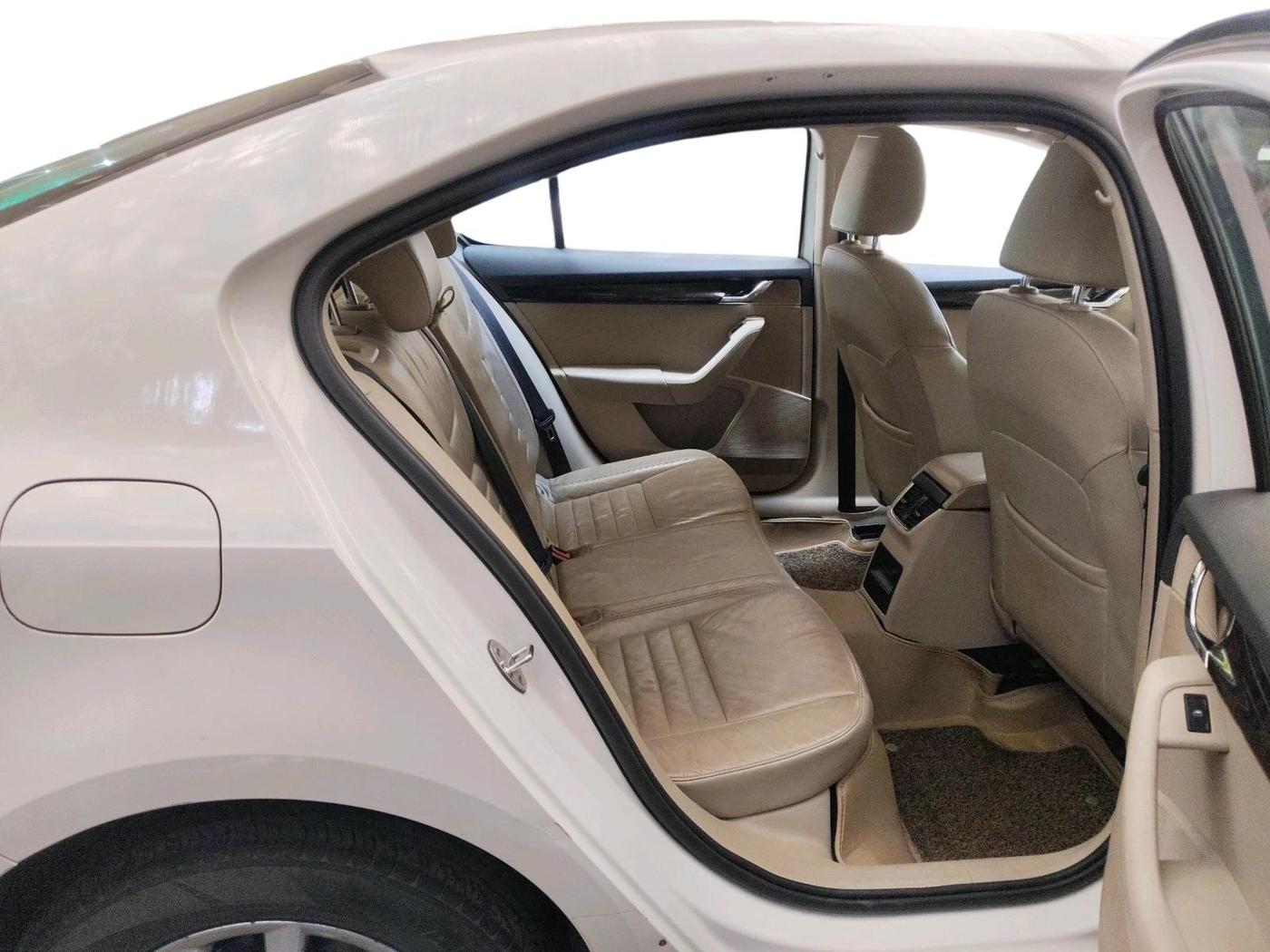 2015 Skoda Octavia ELEGANCE 2.0 TDI AT, Diesel, Automatic, 1,76,646 km, interior