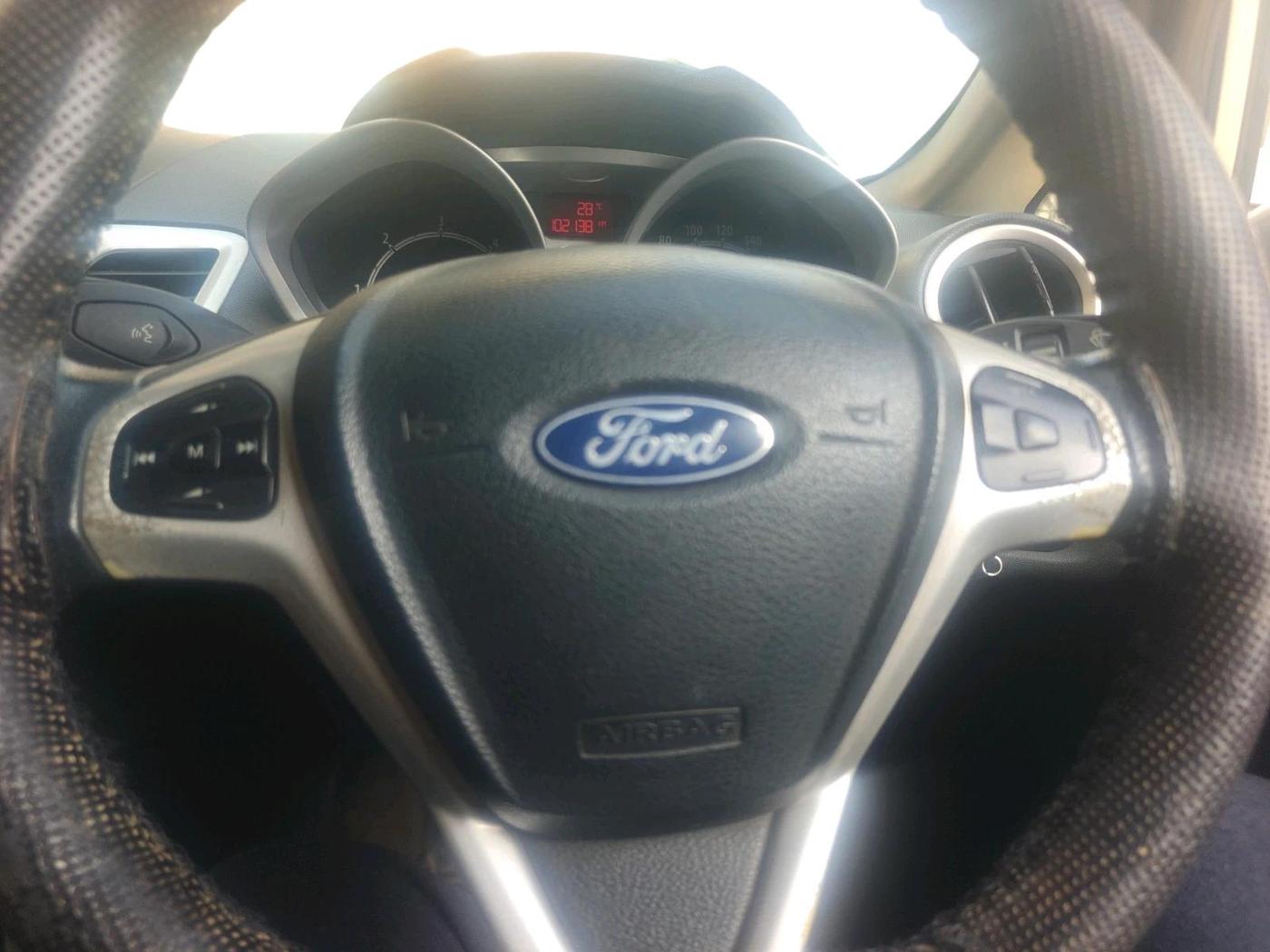 2013 Ford Fiesta TITANIUM+ DIESEL, Diesel, Manual, 1,02,138 km, interior