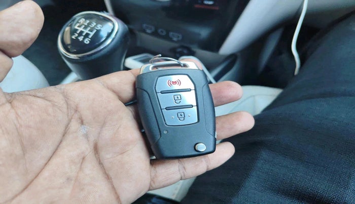 2021 Mahindra XUV300 W8 (O) 1.5 DIESEL, Diesel, Manual, 1,21,097 km, interior