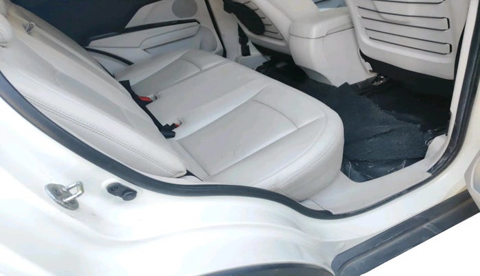 2021 Mahindra XUV300 W8 (O) 1.5 DIESEL, Diesel, Manual, 1,21,097 km, interior