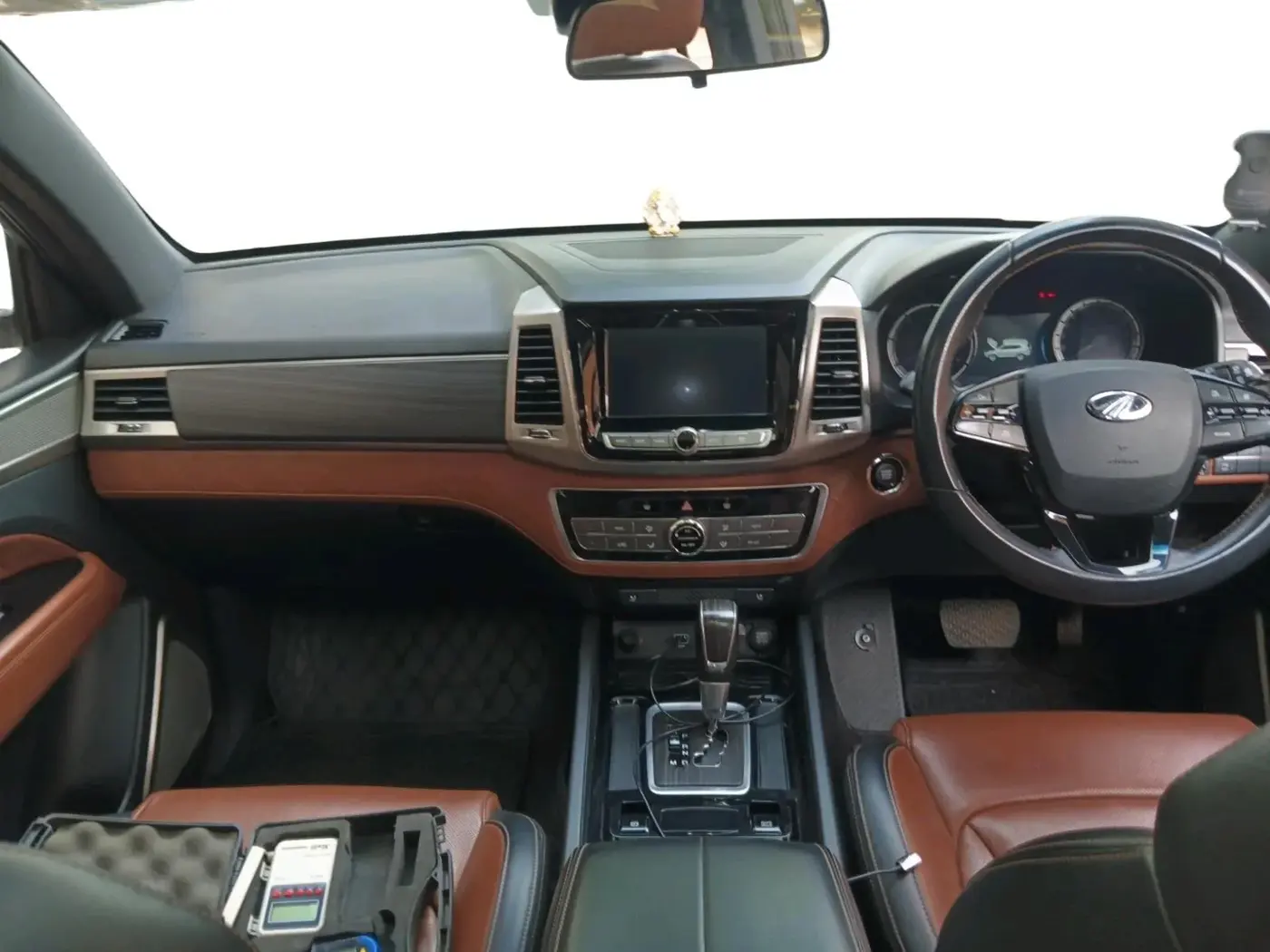 2022 Mahindra ALTURAS G4 2WD AT, Diesel, Automatic, 50,999 km, interior