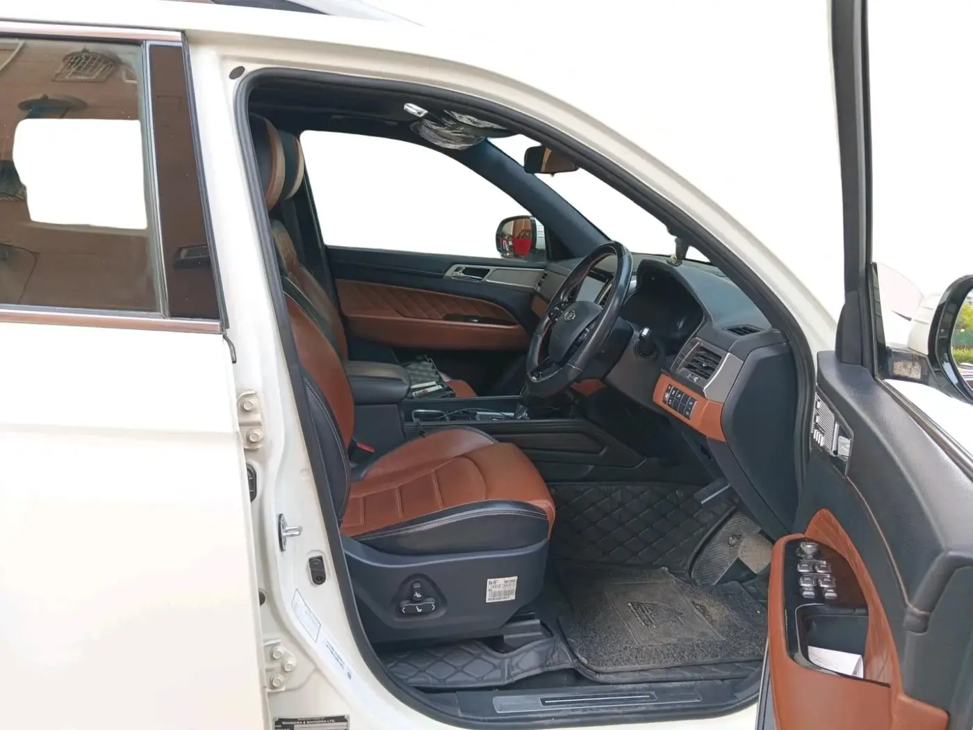 2022 Mahindra ALTURAS G4 2WD AT, Diesel, Automatic, 50,999 km, interior