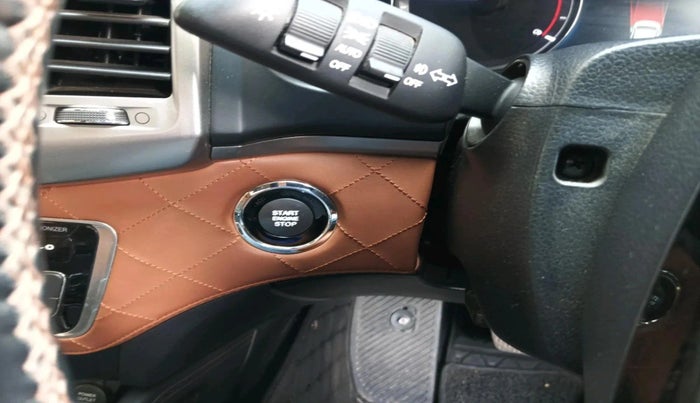 2022 Mahindra ALTURAS G4 2WD AT, Diesel, Automatic, 50,999 km, interior