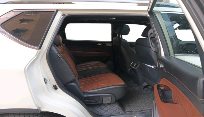 2022 Mahindra ALTURAS G4 2WD AT, Diesel, Automatic, 50,999 km, interior