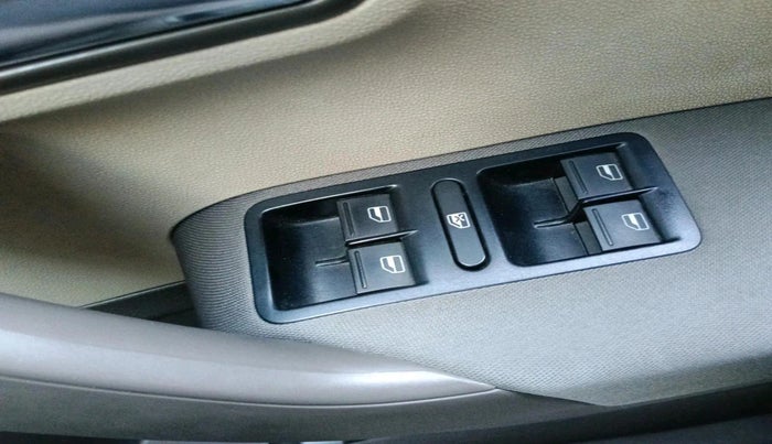 2011 Volkswagen Vento HIGHLINE 1.6 MPI, Petrol, Manual, 54,497 km, interior