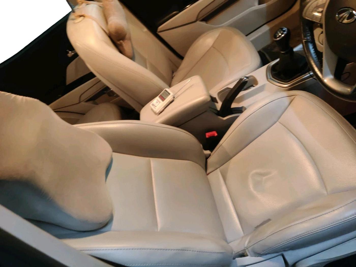 2021 Mahindra XUV300 W8 (O) 1.2 PETROL, Petrol, Manual, 53,311 km, interior