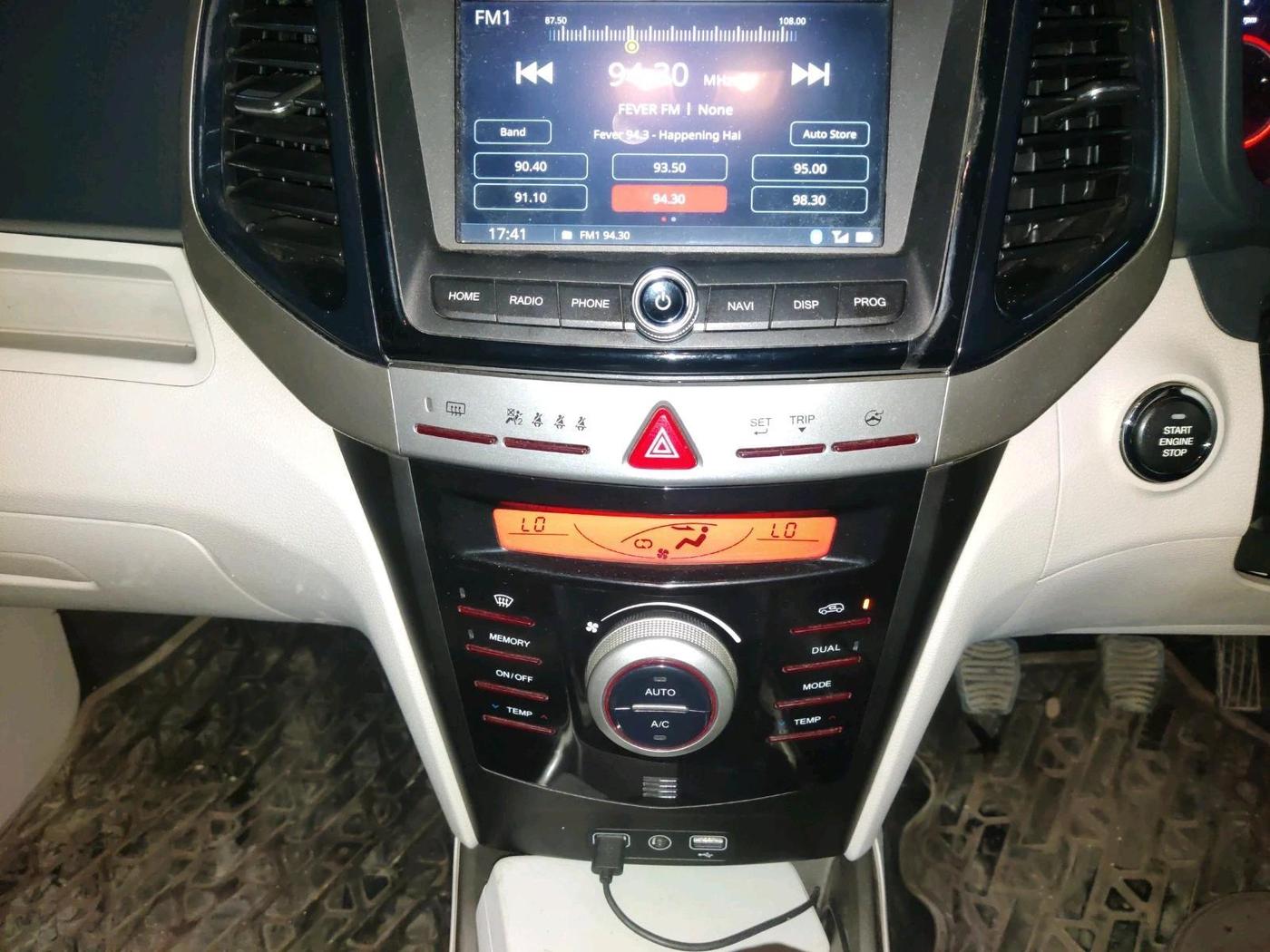 2021 Mahindra XUV300 W8 (O) 1.2 PETROL, Petrol, Manual, 53,311 km, interior