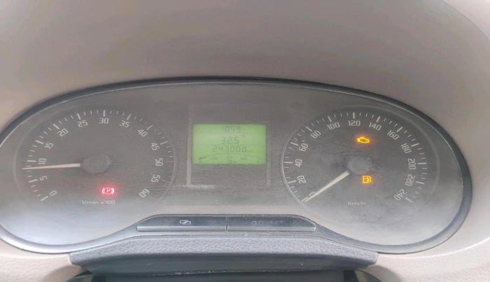 2013 Skoda Rapid AMBITION 1.6 TDI CR MT PLUS, Diesel, Manual, 2,43,000 km, interior