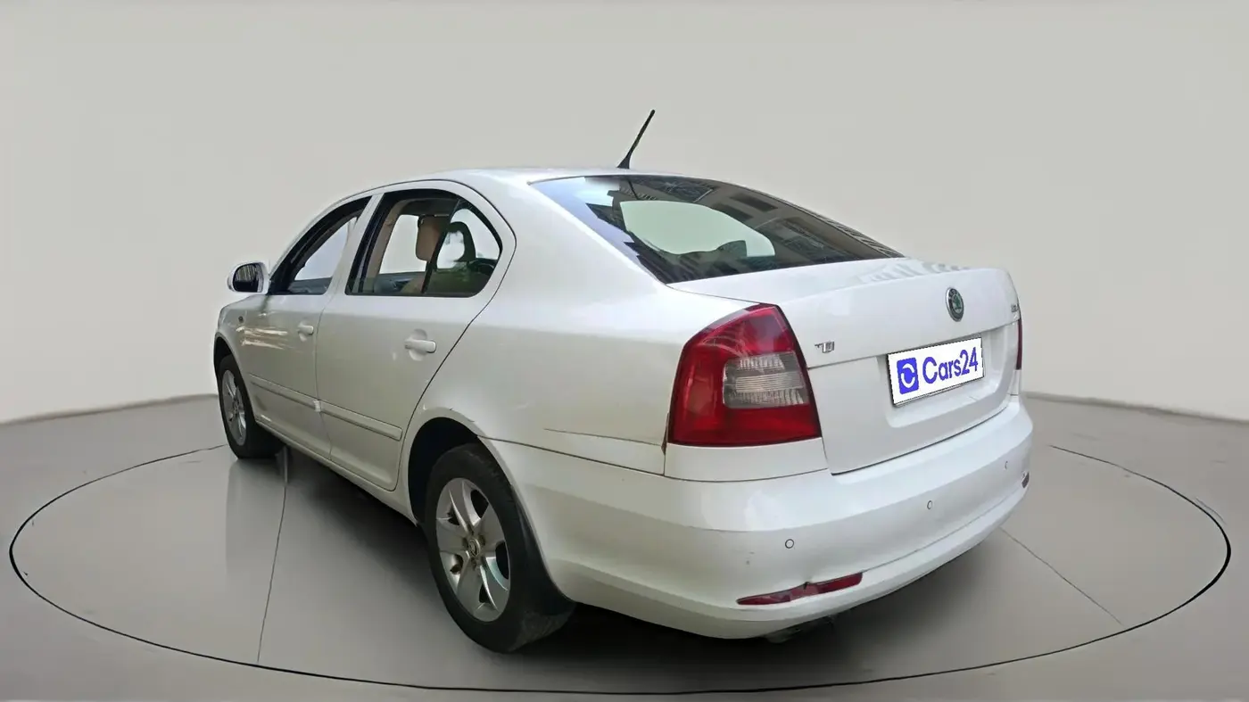 2011 Skoda Laura L&K 2.0 TDI AT, Diesel, Automatic, 1,56,525 km, exterior