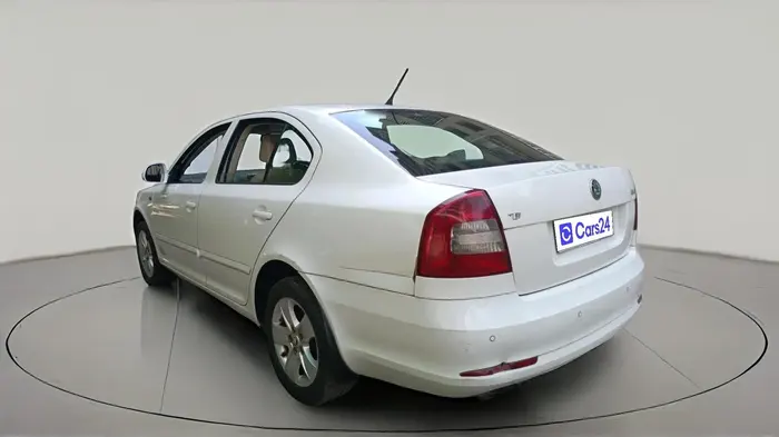 2011 Skoda Laura L&K 2.0 TDI AT, Diesel, Automatic, 1,56,525 km, exterior