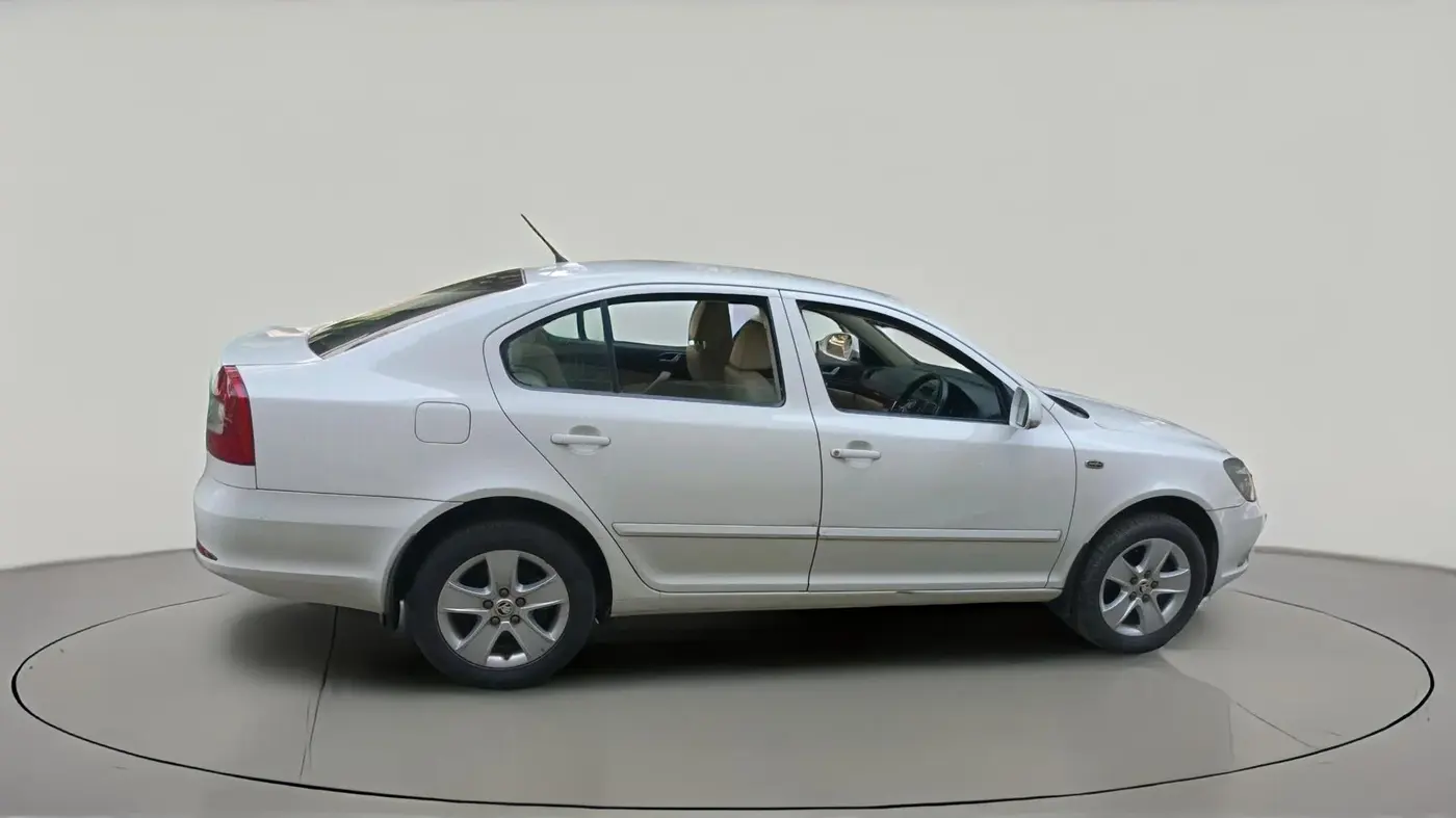 2011 Skoda Laura L&K 2.0 TDI AT, Diesel, Automatic, 1,56,525 km, exterior