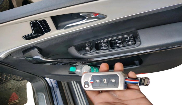 2022 Mahindra XUV700 AX 7 LUXURY D AT 7 STR, Diesel, Automatic, 1,07,640 km, interior