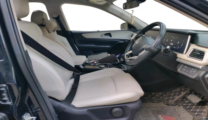 2022 Mahindra XUV700 AX 7 LUXURY D AT 7 STR, Diesel, Automatic, 1,07,640 km, interior