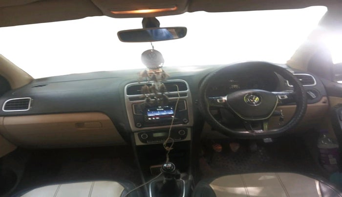 2016 Volkswagen Polo HIGHLINE1.2L, Petrol, Manual, 1,41,065 km, interior