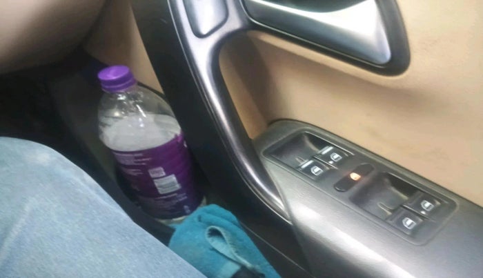 2016 Volkswagen Polo HIGHLINE1.2L, Petrol, Manual, 1,41,065 km, interior