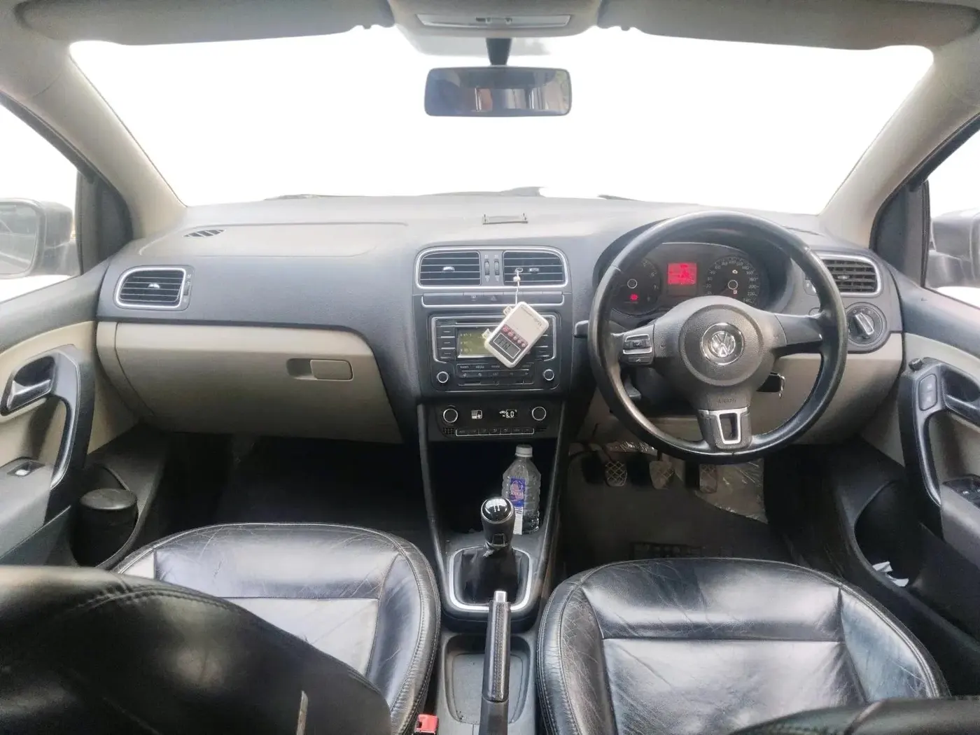 2013 Volkswagen Polo HIGHLINE1.2L, Petrol, Manual, 1,41,542 km, interior