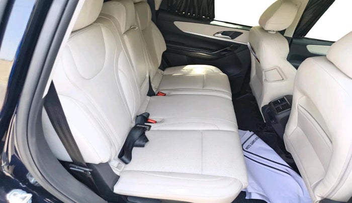 2025 Mahindra XUV700 AX 7 D AT 7 STR, Diesel, Automatic, 11,425 km, interior