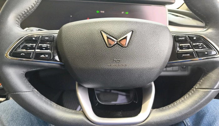 2025 Mahindra XUV700 AX 7 D AT 7 STR, Diesel, Automatic, 11,425 km, interior