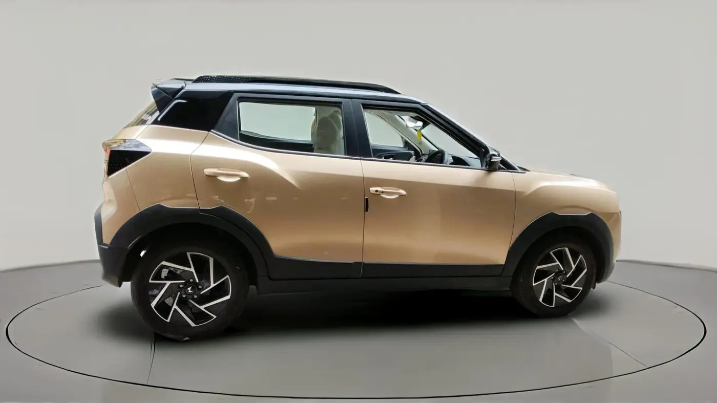 2024 Mahindra XUV 3XO AX7L 1.2 Petrol AT, Petrol, Automatic, 2,487 km, exterior