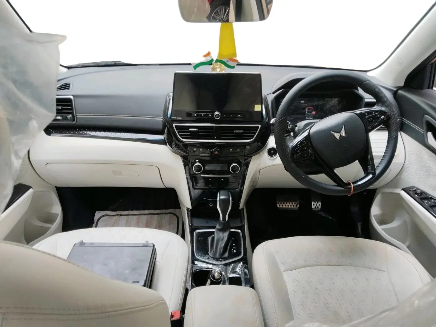 2024 Mahindra XUV 3XO AX7L 1.2 Petrol AT, Petrol, Automatic, 2,487 km, interior