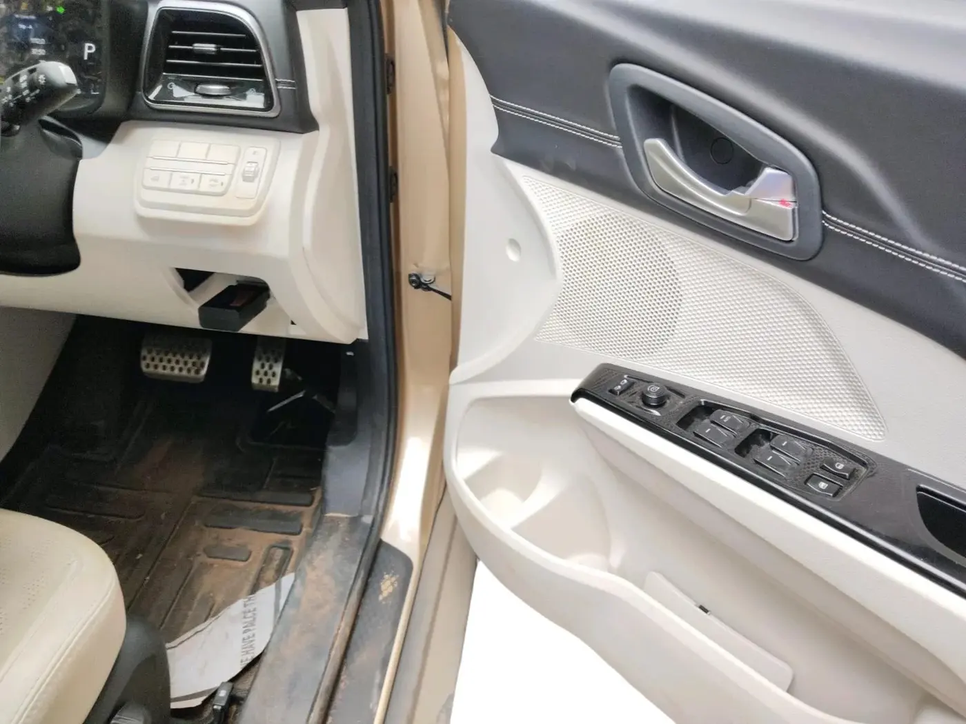 2024 Mahindra XUV 3XO AX7L 1.2 Petrol AT, Petrol, Automatic, 2,487 km, interior