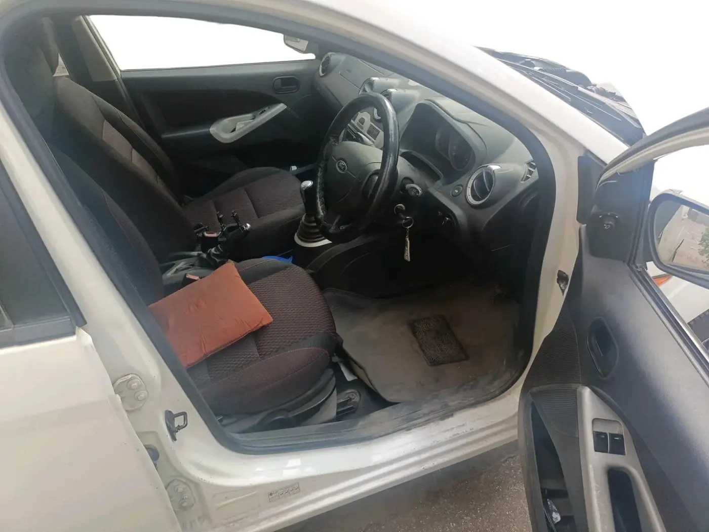 2011 Ford Figo TITANIUM 1.4 DIESEL, Diesel, Manual, 1,35,990 km, interior