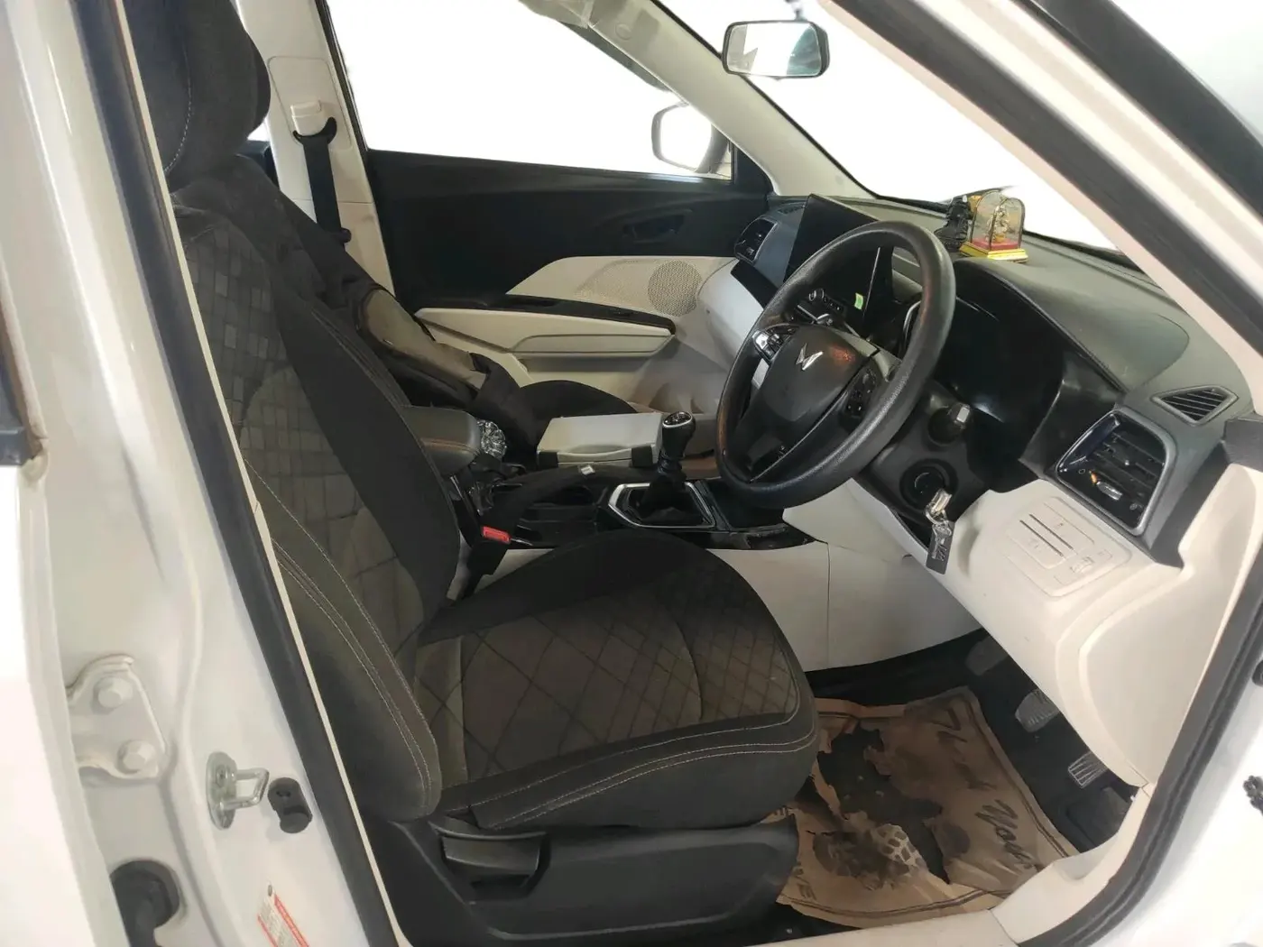 2024 Mahindra XUV 3XO MX3 1.2 L TCMPFi, Petrol, Manual, 41,289 km, interior
