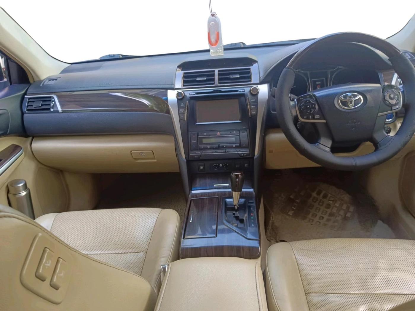 2016 Toyota Camry HYBRID, Hybrid, Automatic, 1,80,757 km, interior