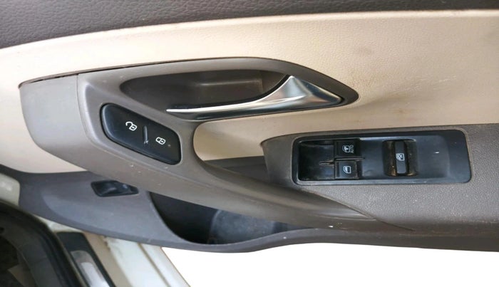 2012 Volkswagen Vento TRENDLINE 1.6, Petrol, Manual, 1,92,641 km, interior