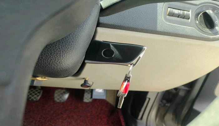 2013 Volkswagen Polo TRENDLINE 1.2L PETROL, Petrol, Manual, 1,01,222 km, interior