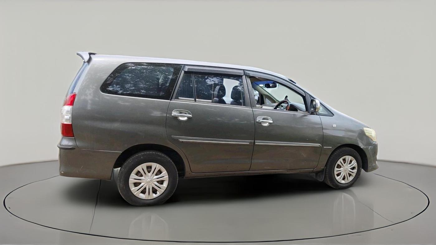 2013 Toyota Innova 2.5 GX 7 STR, Diesel, Manual, 1,72,476 km, exterior