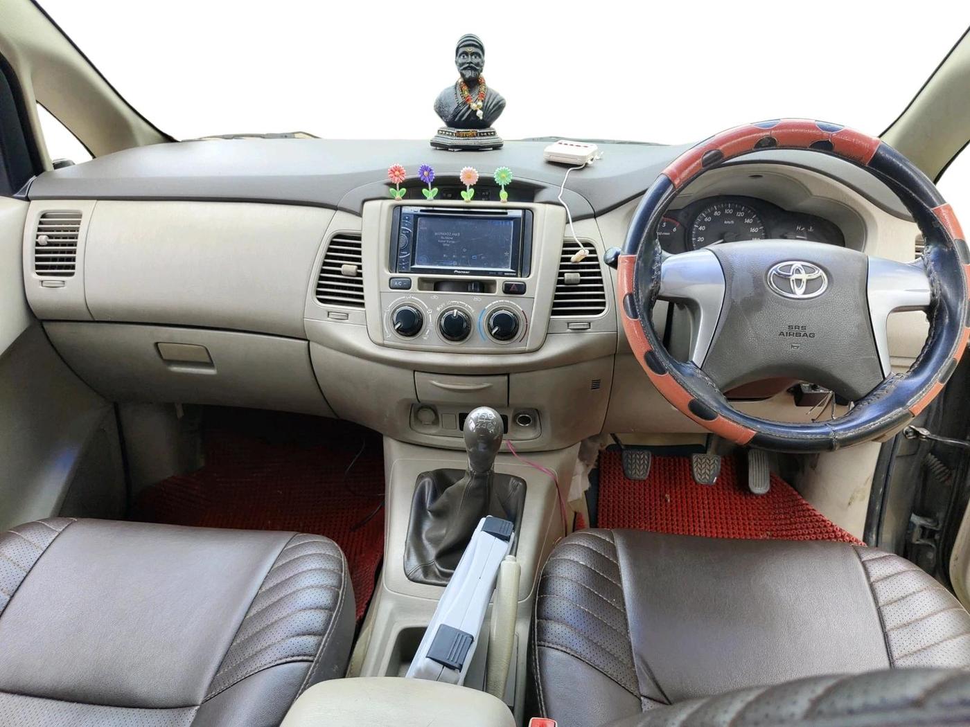 2013 Toyota Innova 2.5 GX 7 STR, Diesel, Manual, 1,72,476 km, interior