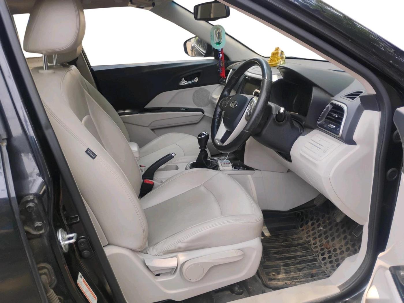 2020 Mahindra XUV300 W8 (O) 1.2 PETROL, Petrol, Manual, 49,397 km, interior